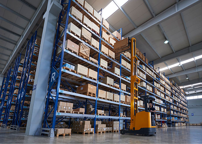 Same and differnet between Warehouse, express deliver center and logistic center